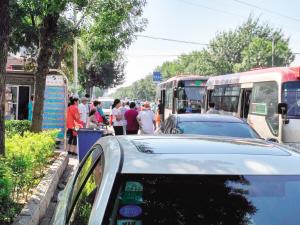 大學(xué)城地鐵站外有“黑車” 擠占公交站區(qū)攬客